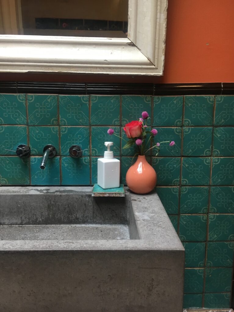 Ghid pentru o baie zero waste: produse, ambalaje si obiceiuri