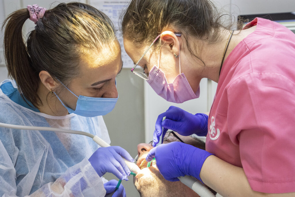 Implant dentar în România pentru românii din străinătate: tot ce trebuie să știi